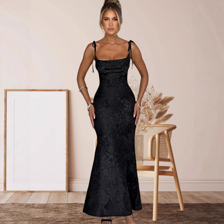 Kvinnelig Elegant Kveldsdrakt med Blomsterdesign og Justerbare Stropper Skjora