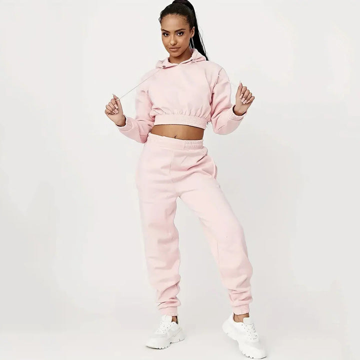 Kvinne cropped hettegenser og avslappede joggebukser sett Skjora
