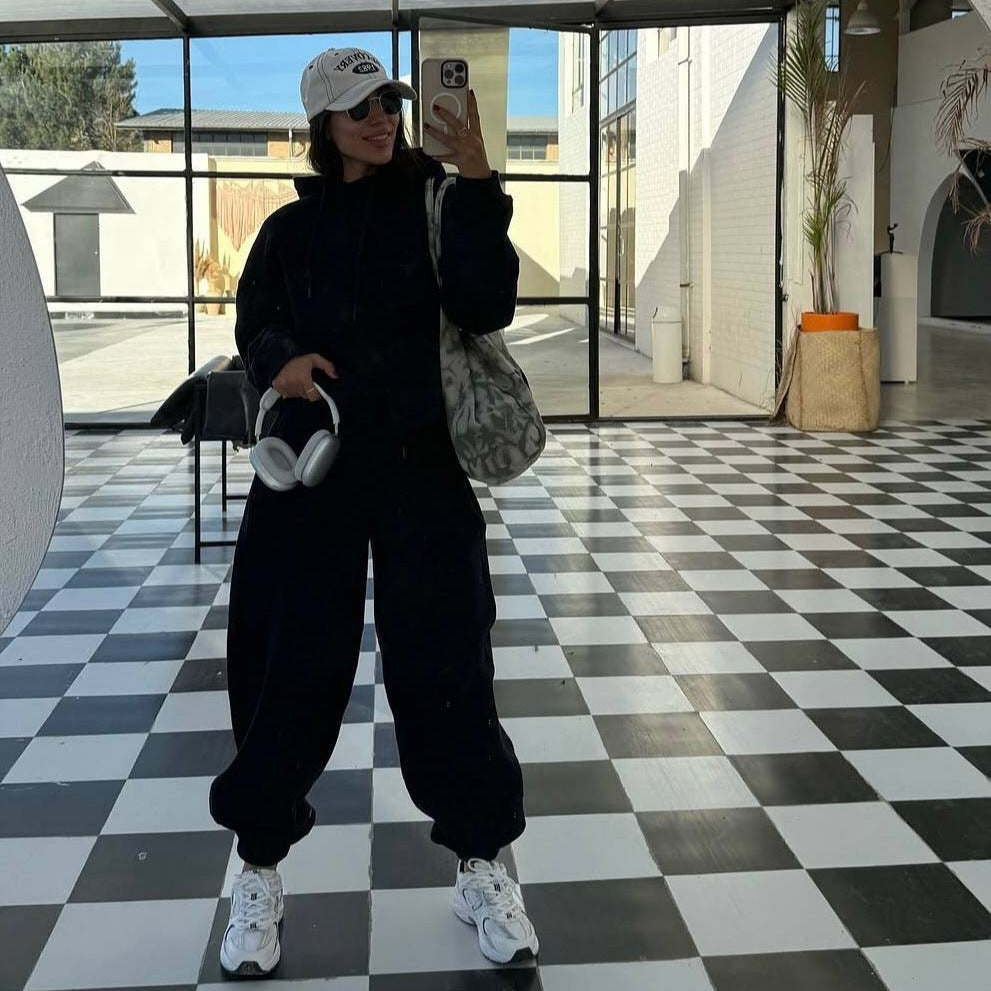 Kvinnelig komfortabel oversized loungewear-sett med hette Skjora