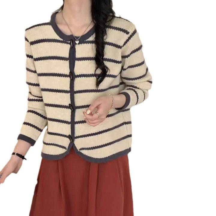 Dame cardigan med maritimt stripemønster og store knapper Skjora