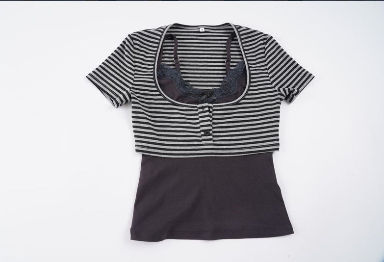 Dame trendy kortermet topp med lagdelt utseende og fine spissdetaljer Skjora