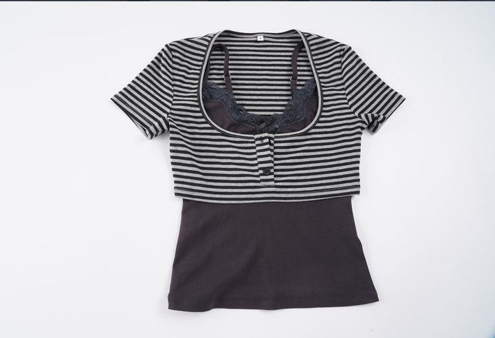 Dame trendy kortermet topp med lagdelt utseende og fine spissdetaljer Skjora