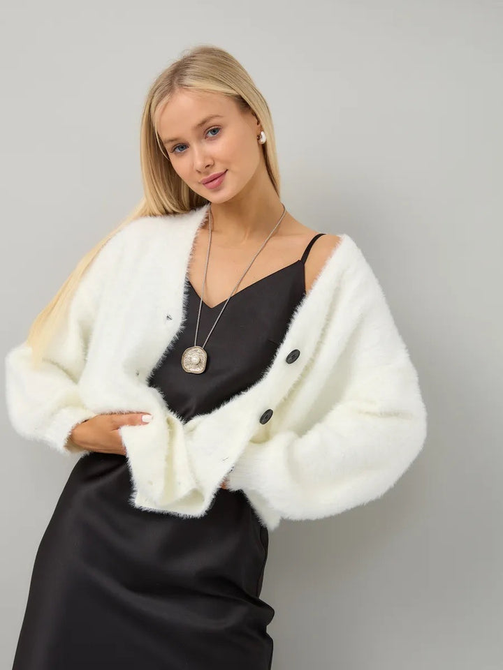 Kvinnens koselige cardigan med asymmetrisk snitt og knappeåpning Skjora