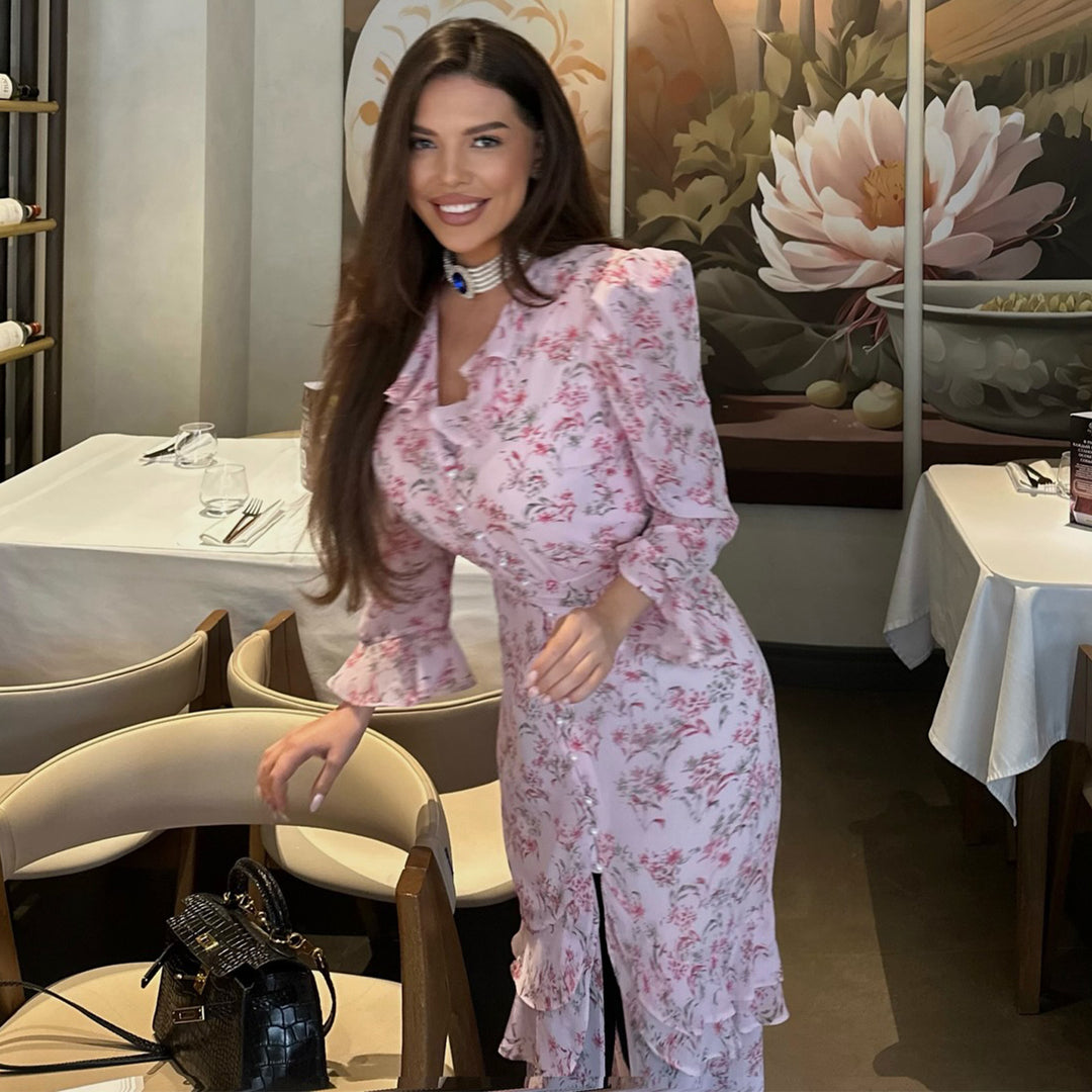Damevolangskjole med blomsterdesign og elegant V-hals
