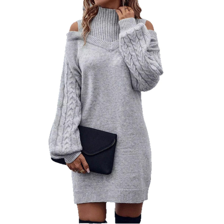 Kvinnes strikkjole med asymmetrisk off-shoulder design og voluminøse ermer Skjora