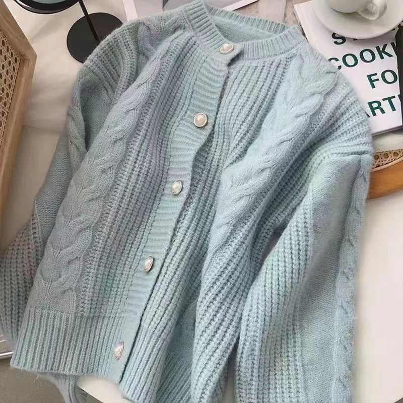 Kvinne Cozy Knit Kåpe med Perleknappdetaljer og Kabelstrikketekstur Skjora