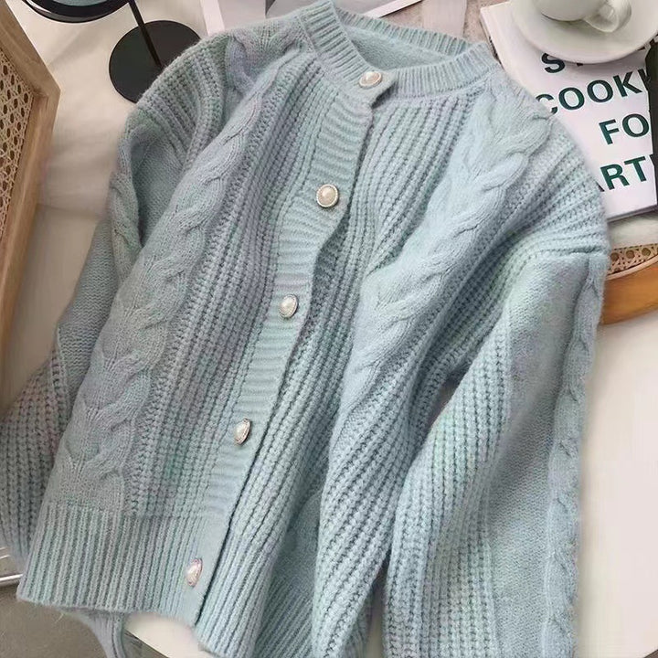 Kvinne Cozy Knit Kåpe med Perleknappdetaljer og Kabelstrikketekstur Skjora