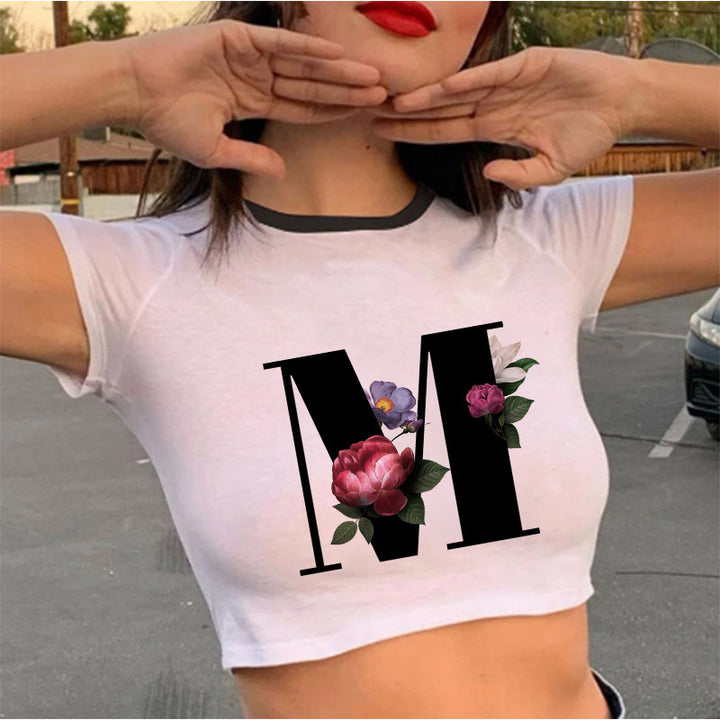 Dame cropped T-skjorte med blomstrede initialdesign Skjora