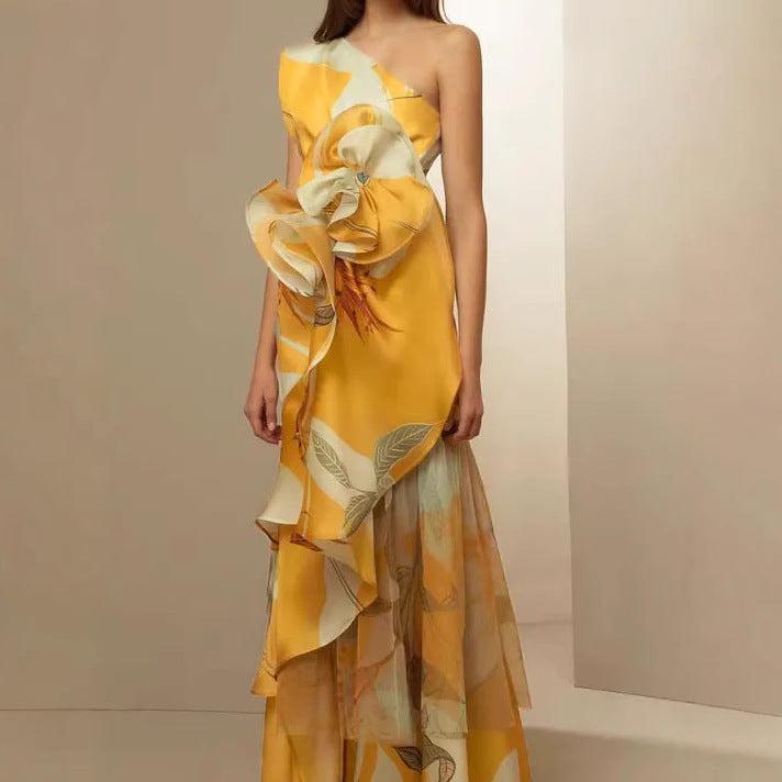 Dames elegant asymmetrisk kveldskjole med flytende skjørt og iøynefallende volanger detaljer