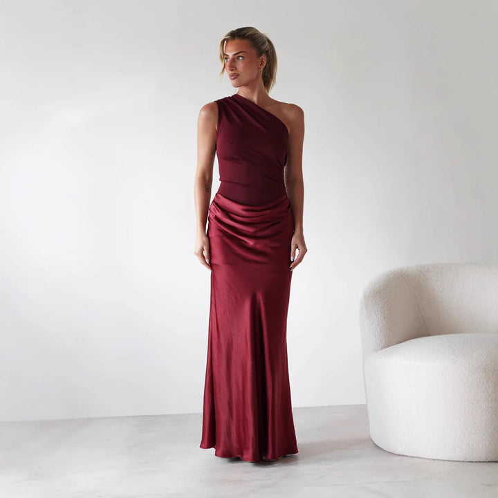 Kjole til kvinner med asymmetrisk snitt og elegant draperingsdesign