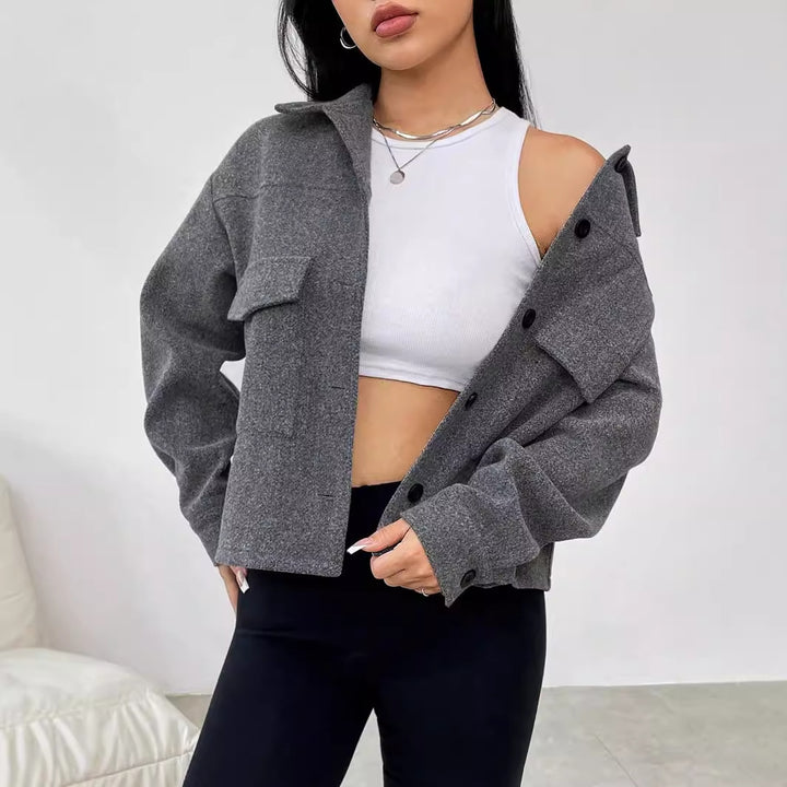 Dame casual oversized jakke med praktiske lommer og knapp-lukking Skjora