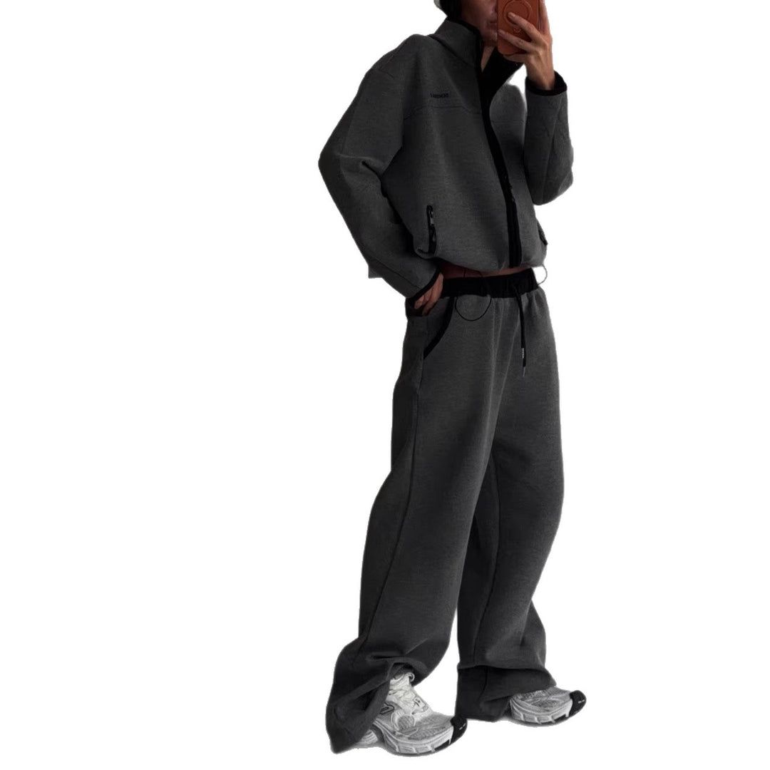 Kvinnelig komfortabel cropped hoodie med høy krage og avslappede joggebukser Skjora