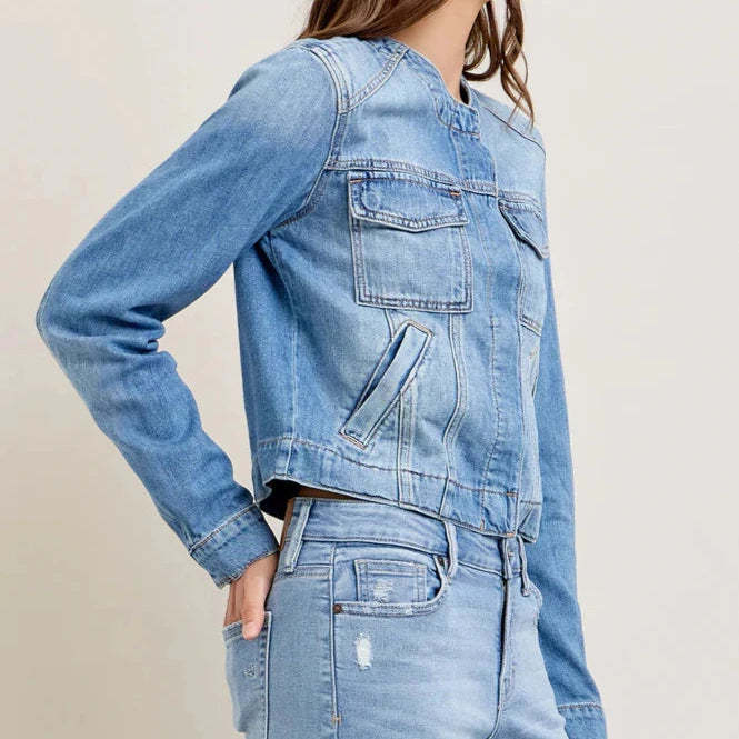 Kvinne denimjakke i en avslappet kort modell med praktiske lommer og knappdetaljer Skjora