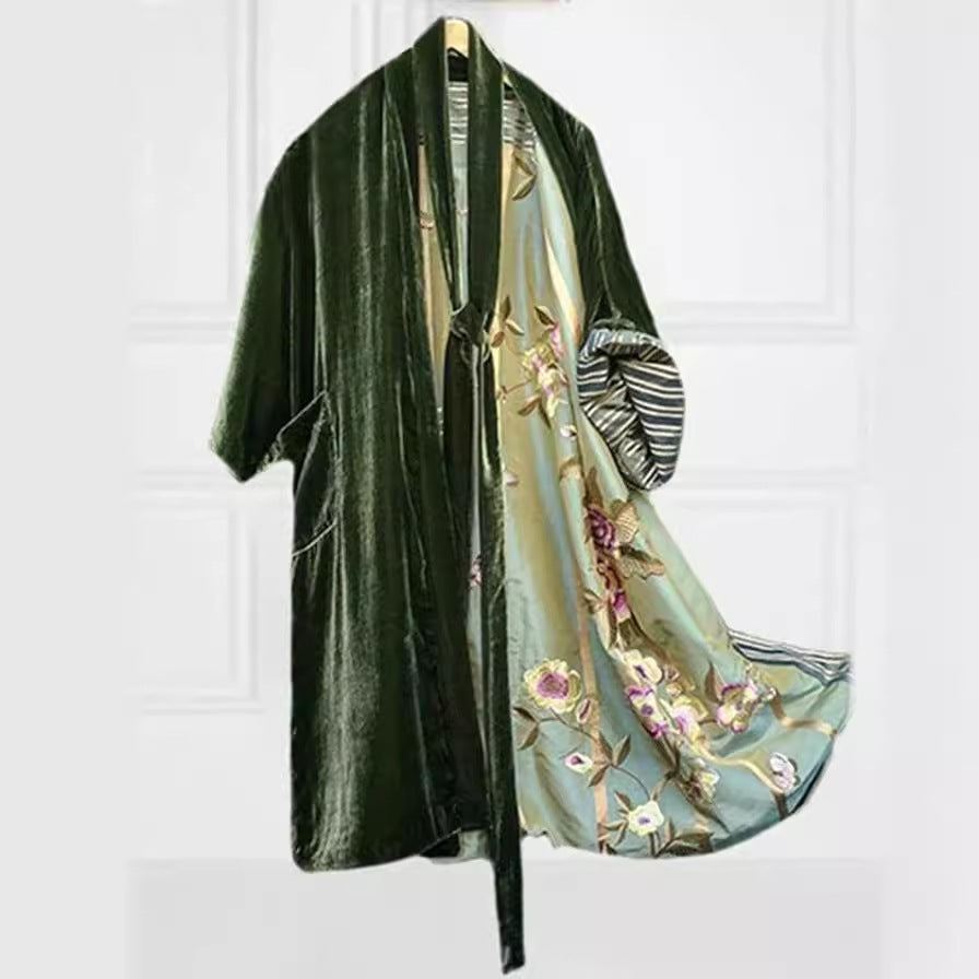 Kvinnes luksuriøse kimono med blomstermønster og silkeaktig fôr Skjora
