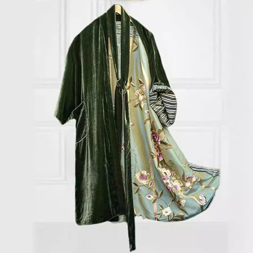 Kvinnes luksuriøse kimono med blomstermønster og silkeaktig fôr Skjora