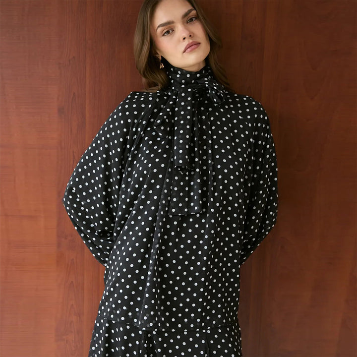 Kjole for kvinner med elegant stående krage og leken prikkete design
