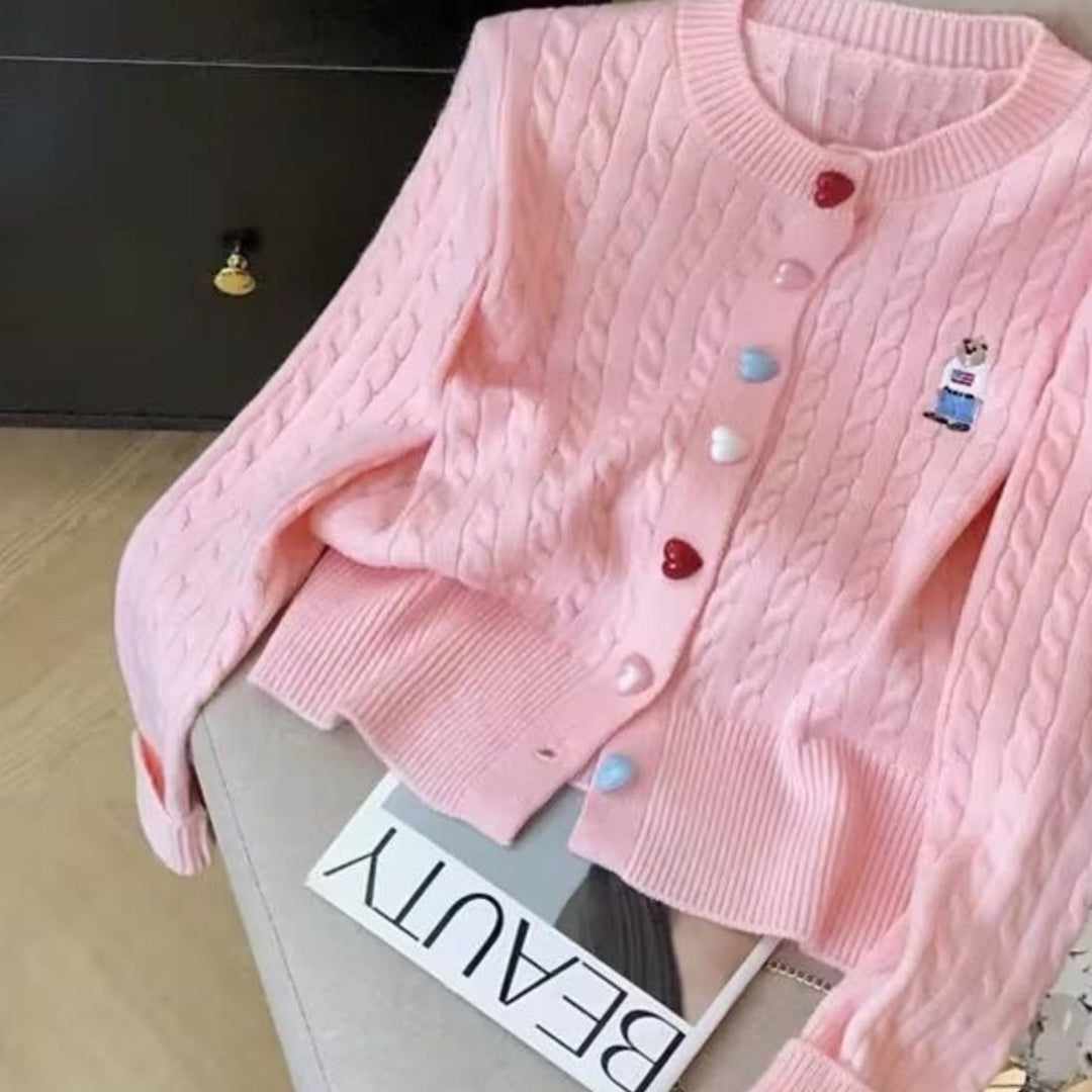 Kvinnens fashionable cardigan med hjerteknapper og helmønster Skjora