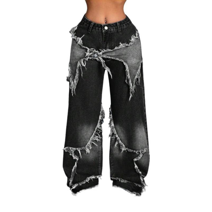 Damebredde jeans i moderne destroyed-look med frynsete detaljer Skjora