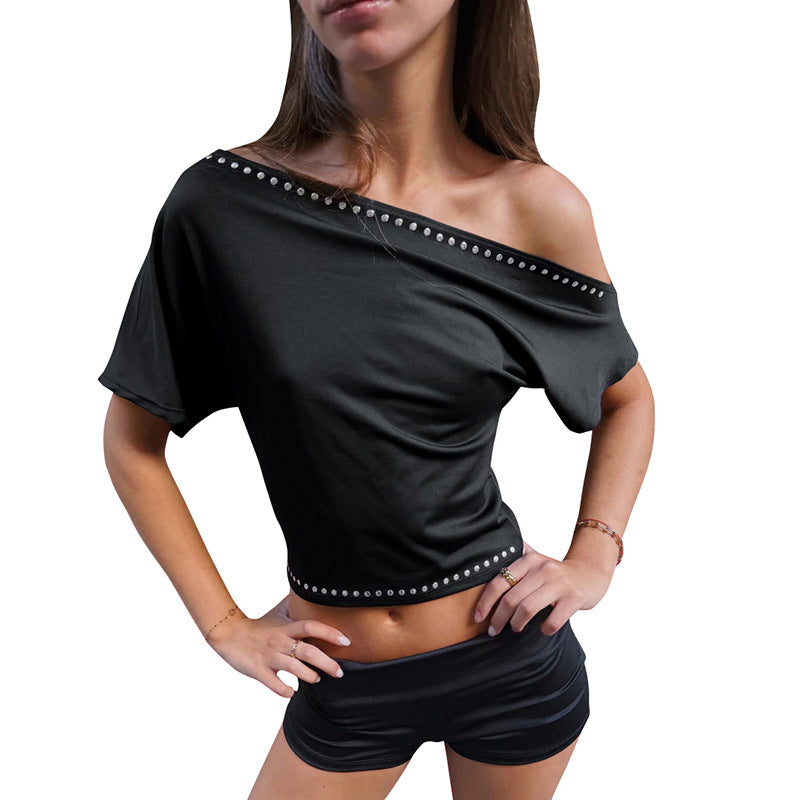 Dame asymmetrisk Crop-Top med myk flytende stoff og dekorativ naglebesetning Skjora