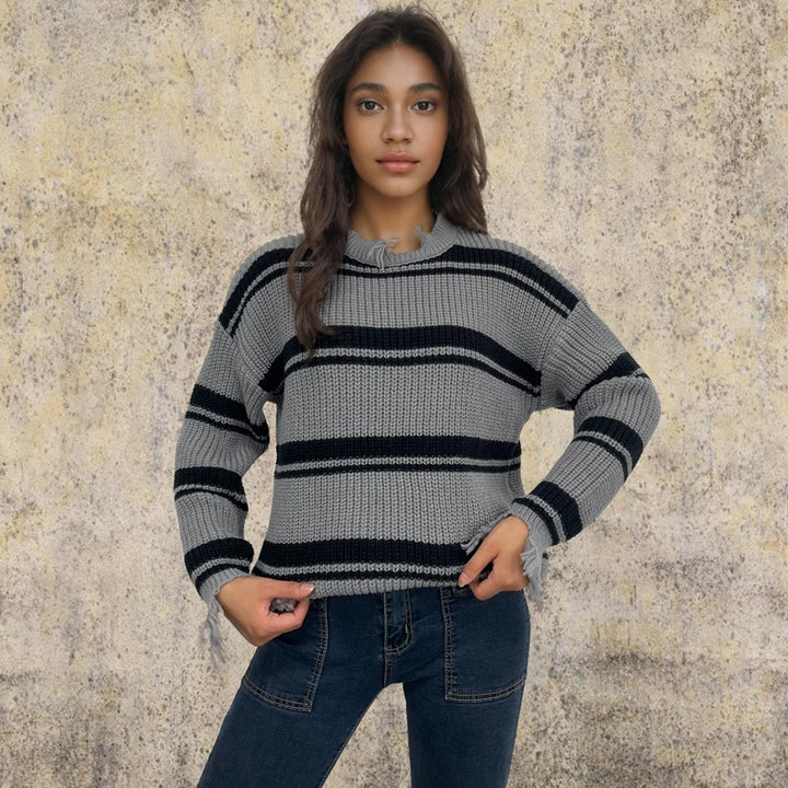Kvinnens oversized strikket genser med trendy stripe mønster og frynse detaljer Skjora