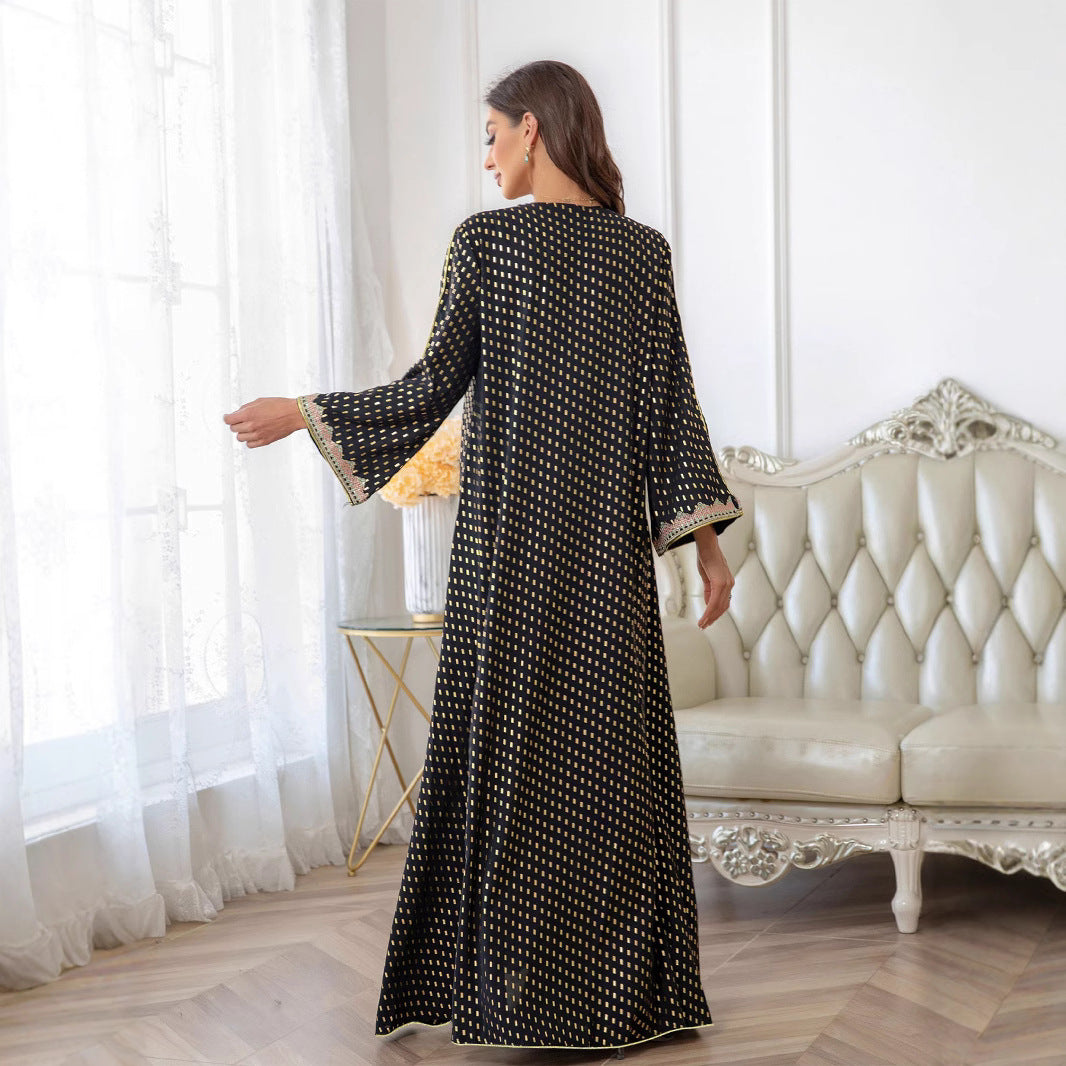 Kvinnens maxikjole i elegant kaftanstil med delikate dekorasjoner Skjora