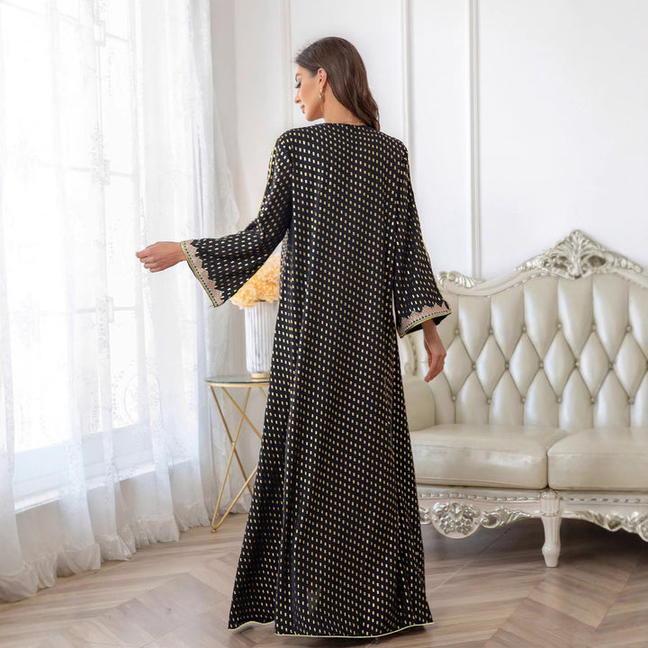 Kvinnens maxikjole i elegant kaftanstil med delikate dekorasjoner Skjora