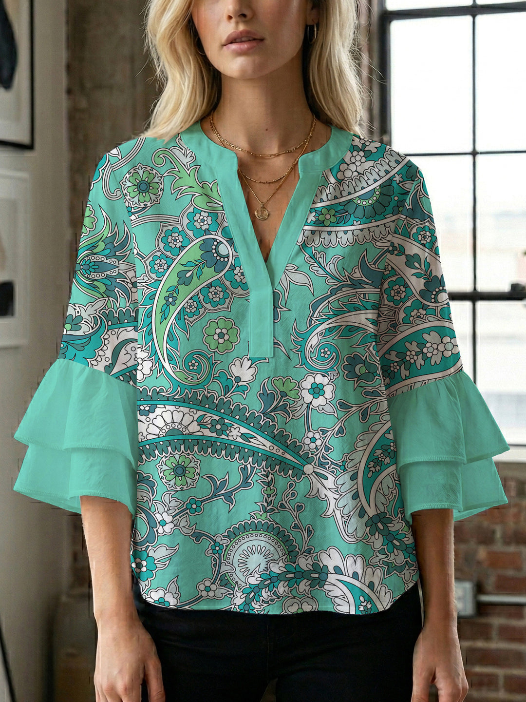 Damer elegant bluse skjorte med voluminøse rysjermer og grafisk blomsterdesign Skjora