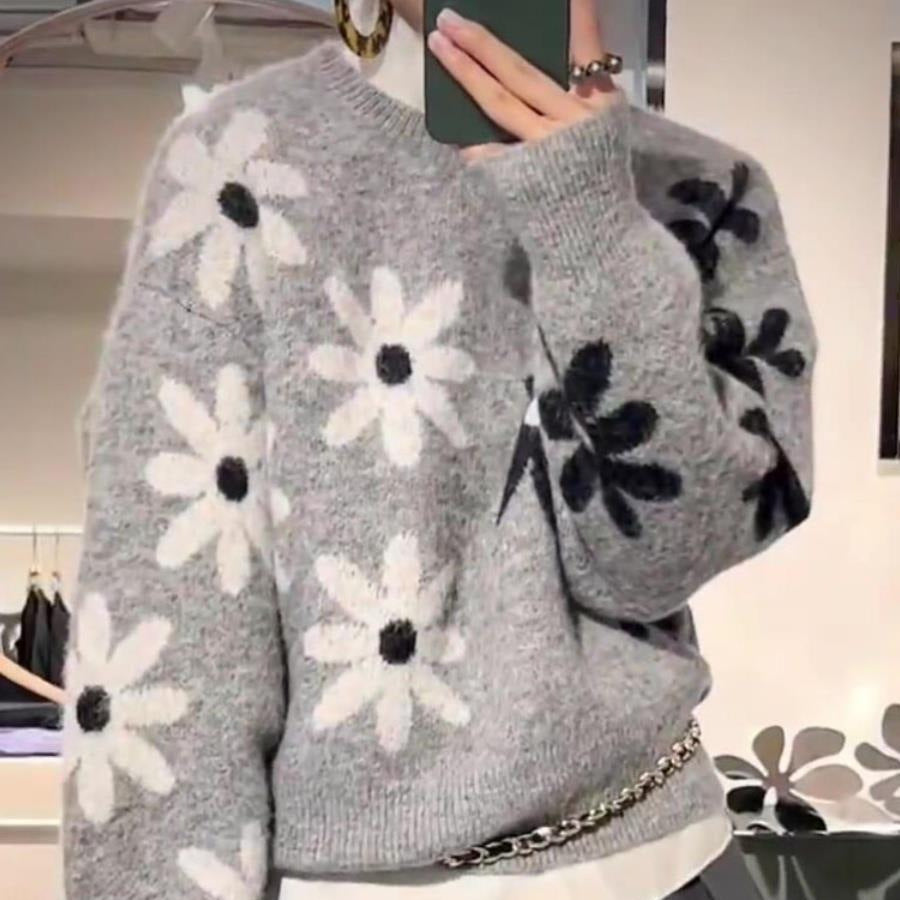Kvinnes strikket genser med blomsterdesign og avslappet passform Skjora