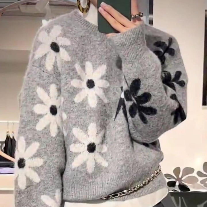 Kvinnens koselige strikkegenser med blomsterdesign og mykt materiale Skjora