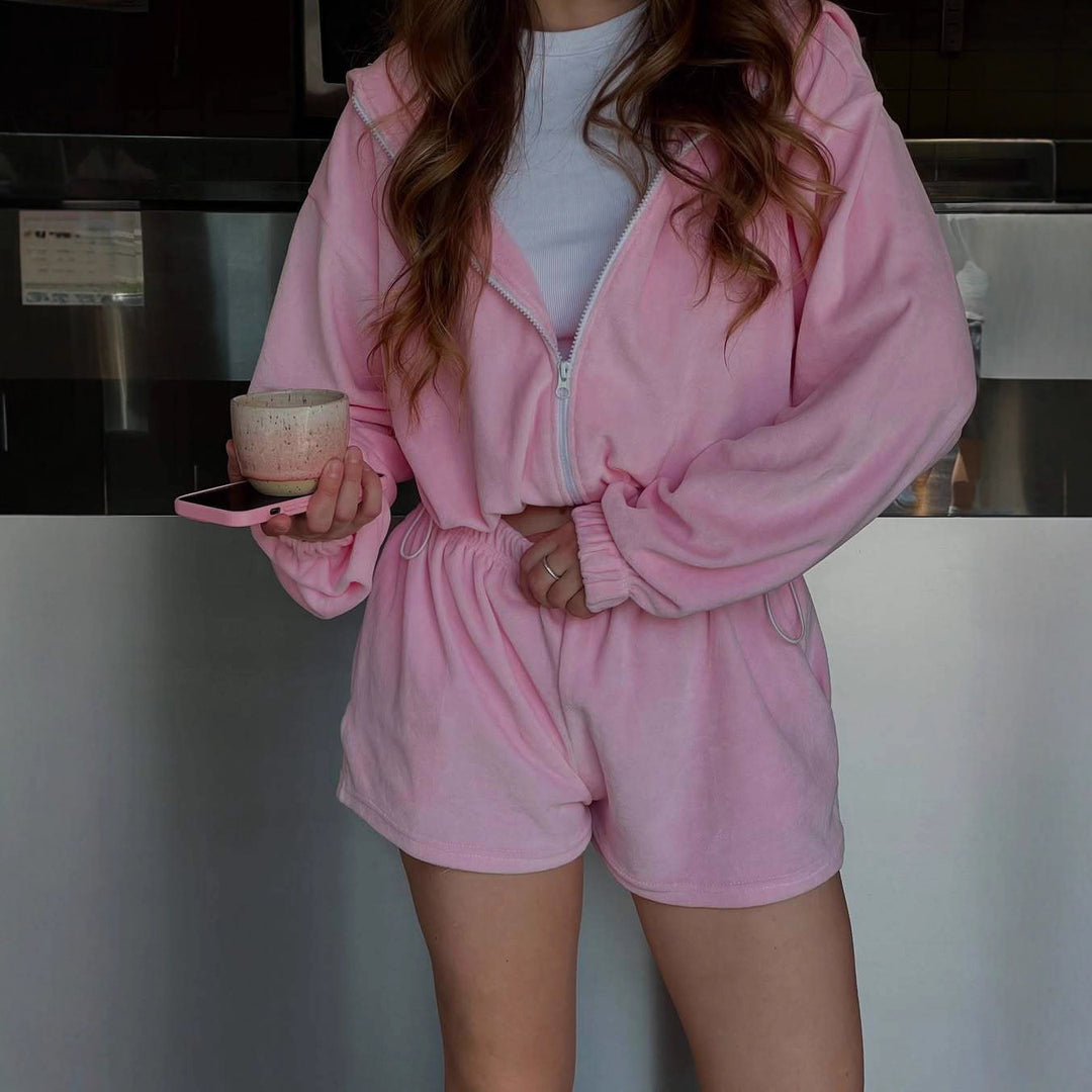 Kvinnenes behagelige treningsdrakt med cropped topp og høyt liv shorts Skjora
