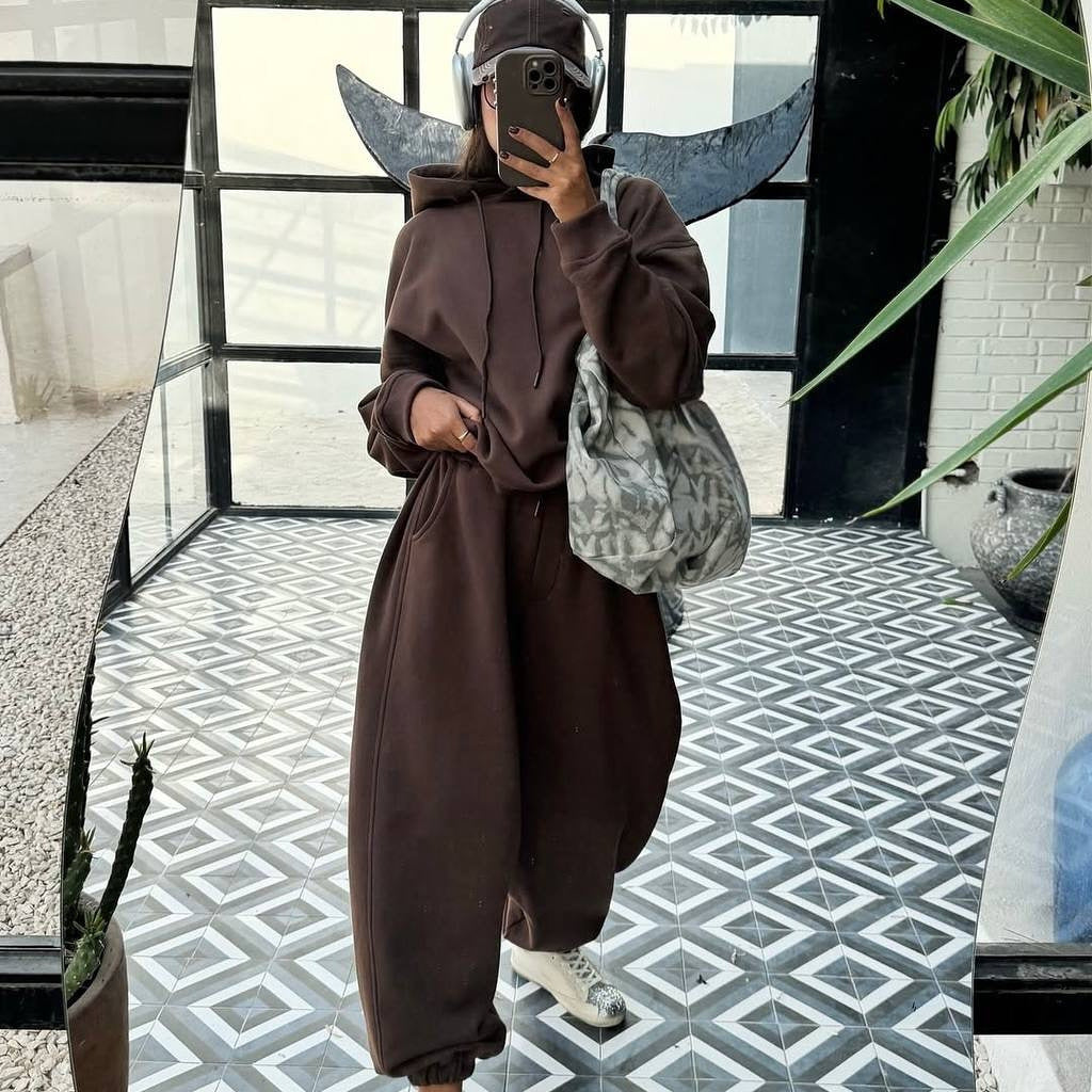 Kvinnelig komfortabel oversized loungewear-sett med hette Skjora