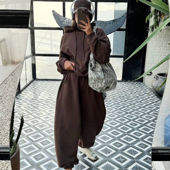 Kvinnelig komfortabel oversized loungewear-sett med hette Skjora