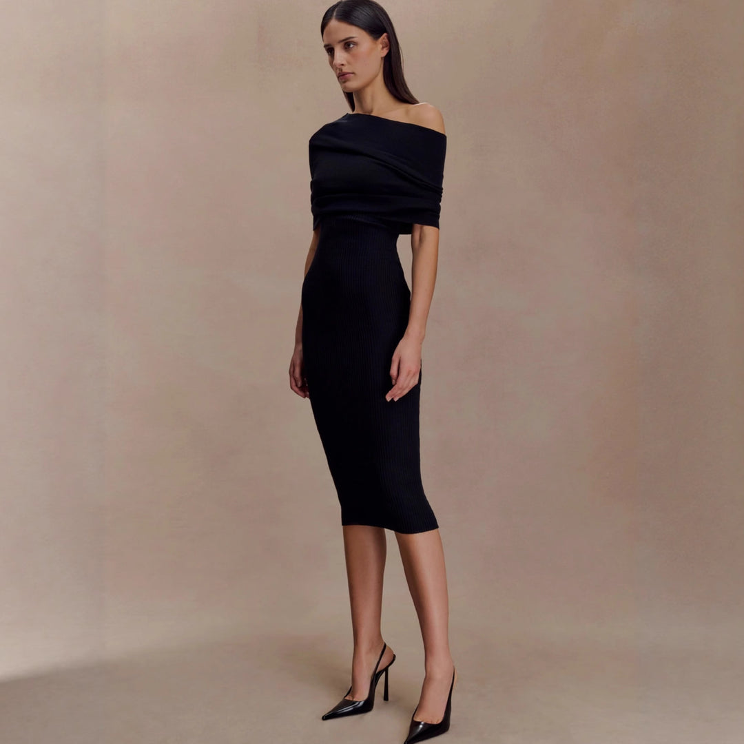 Dame elegant strikkjole med off-shoulder design Skjora