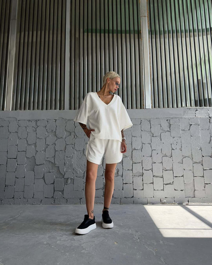 Kvinne casual sportsett med oversized topp og komfortable shorts