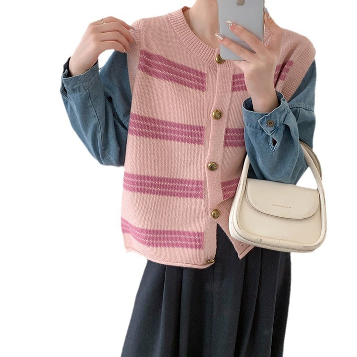 Kvinnens cardigan med slående stripe mønster og dekorative knapper Skjora