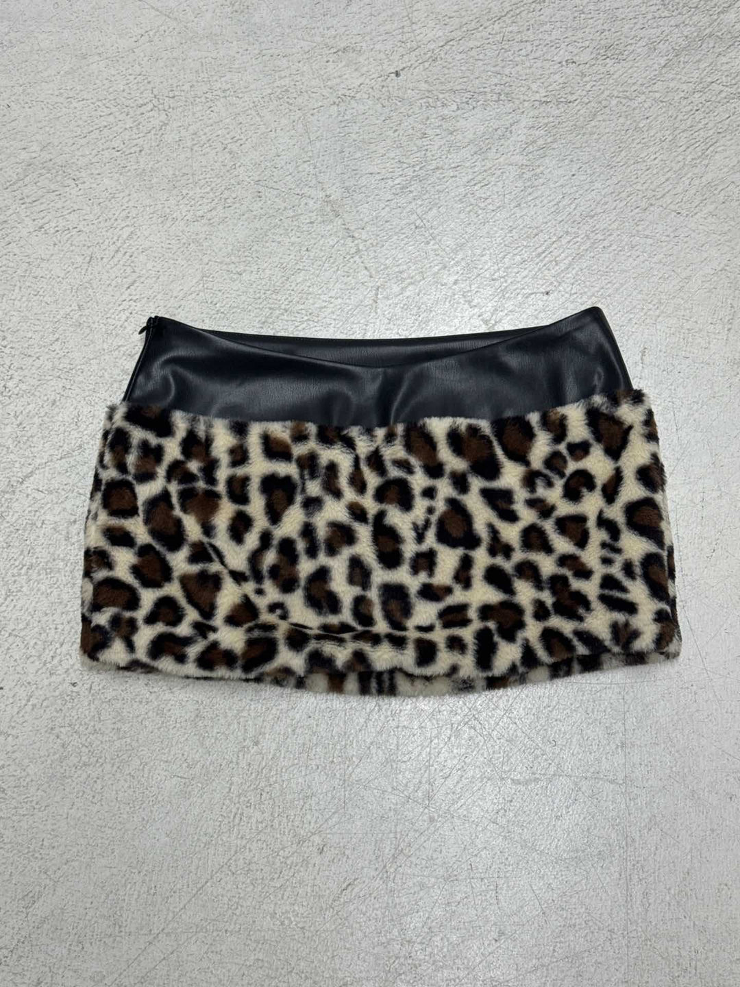Dame topper og skjørtsett med leopardmønster og kunstlærdetaljer Skjora