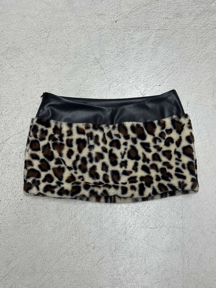 Dame topper og skjørtsett med leopardmønster og kunstlærdetaljer Skjora