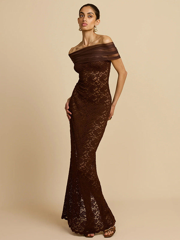 Dame blonde maxikjole med off-shoulder design og elegant draperingseffekt Skjora