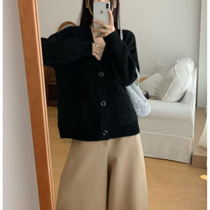 Kvinnes Fluffy Knappe Cardigan med Elegante Lommer Skjora