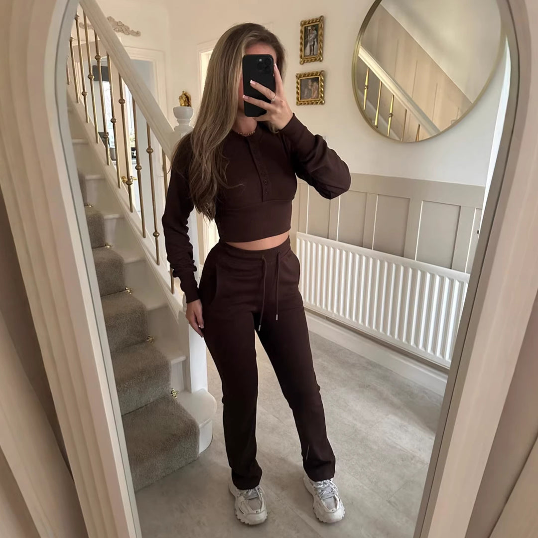 Kvinnens uformelle fritidssett med kort sweatshirt og komfortable joggebukser Skjora