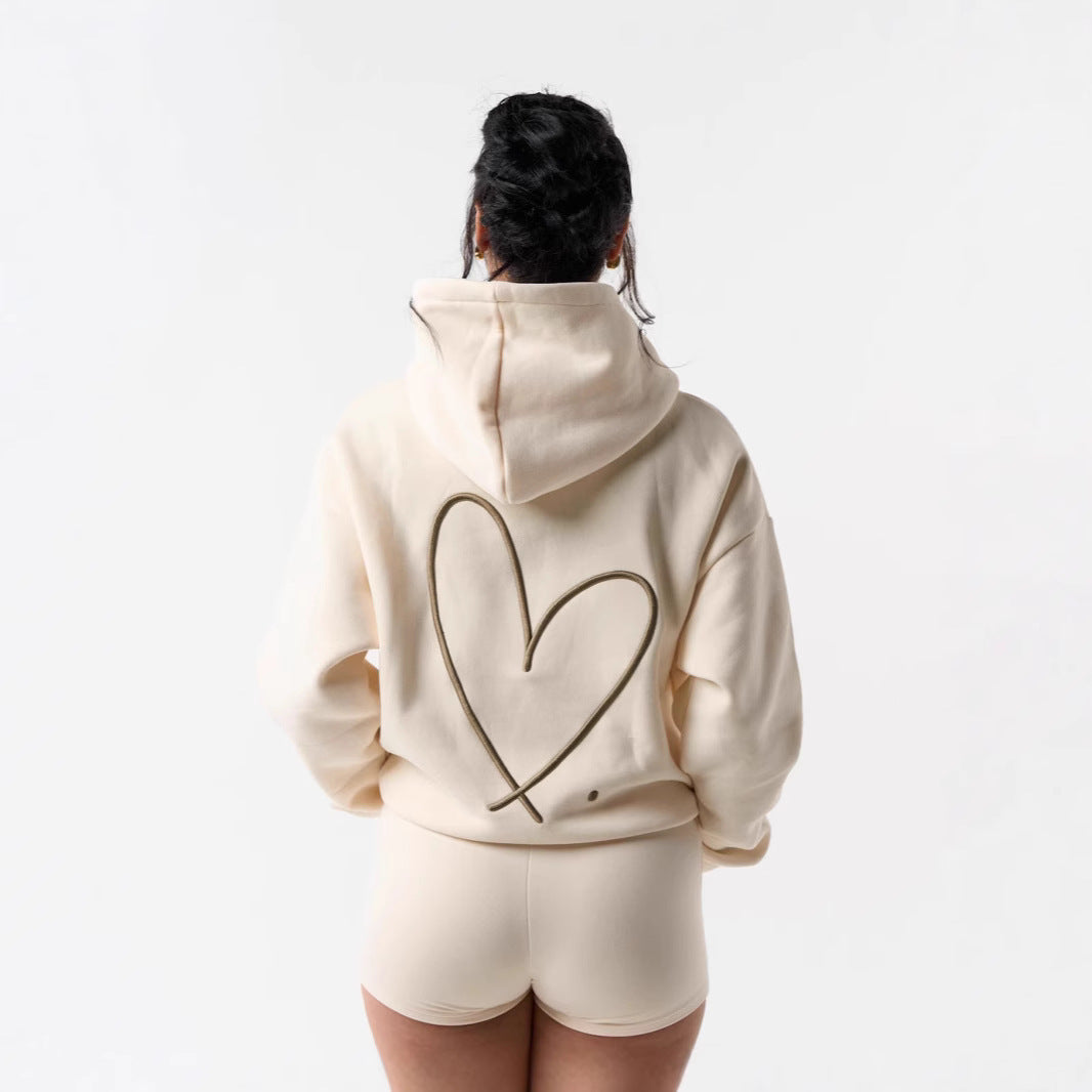Dame het het sweatshirt med stor hjerte design og behagelige korte shorts Skjora