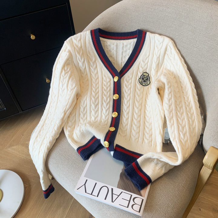 Dame chunky strikkegenser med dekorative knapper og sporty stripemønster Skjora
