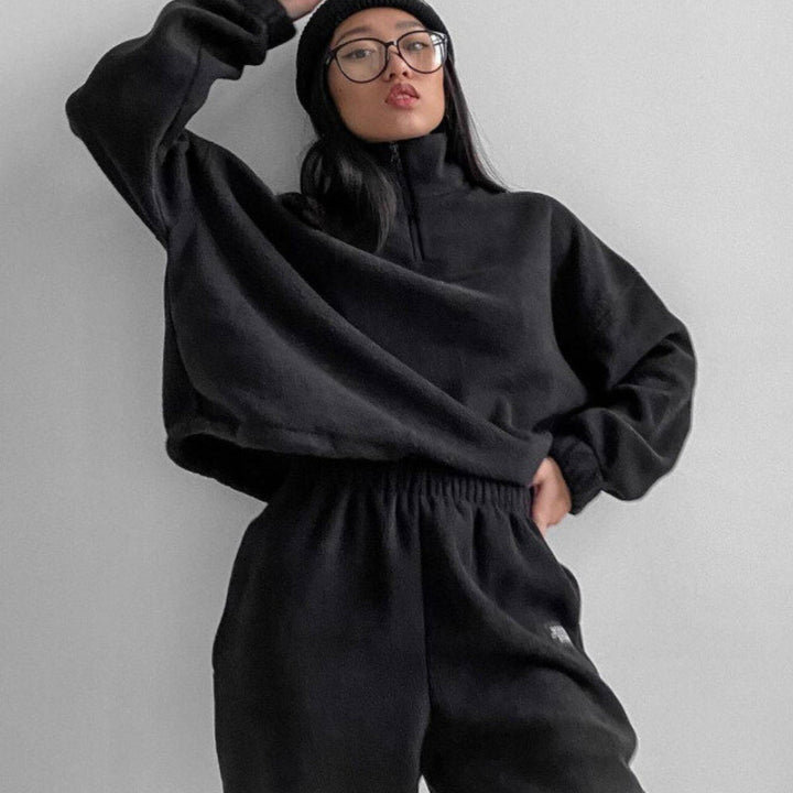 Kvinnes komfortable fleece treningsdress med høy krage og elastiske mansjetter Skjora