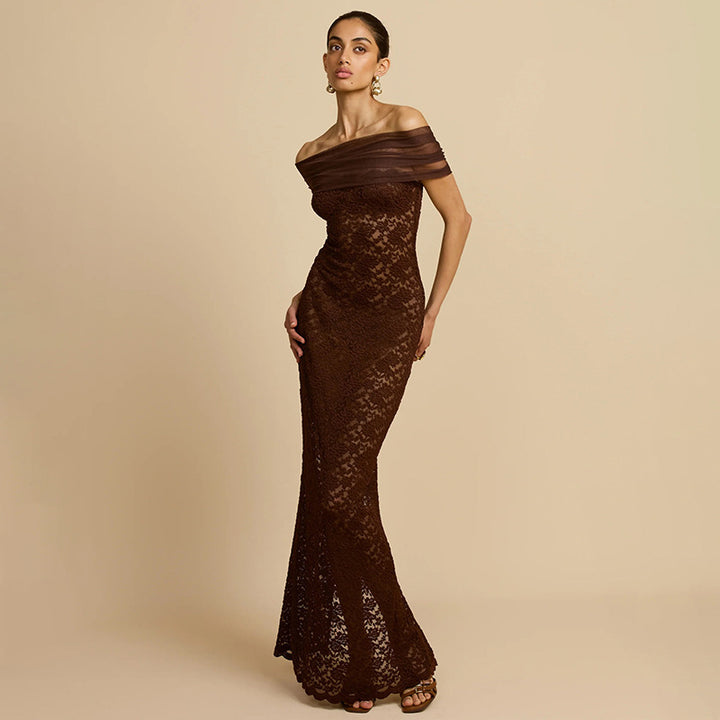 Dame blonde maxikjole med off-shoulder design og elegant draperingseffekt Skjora