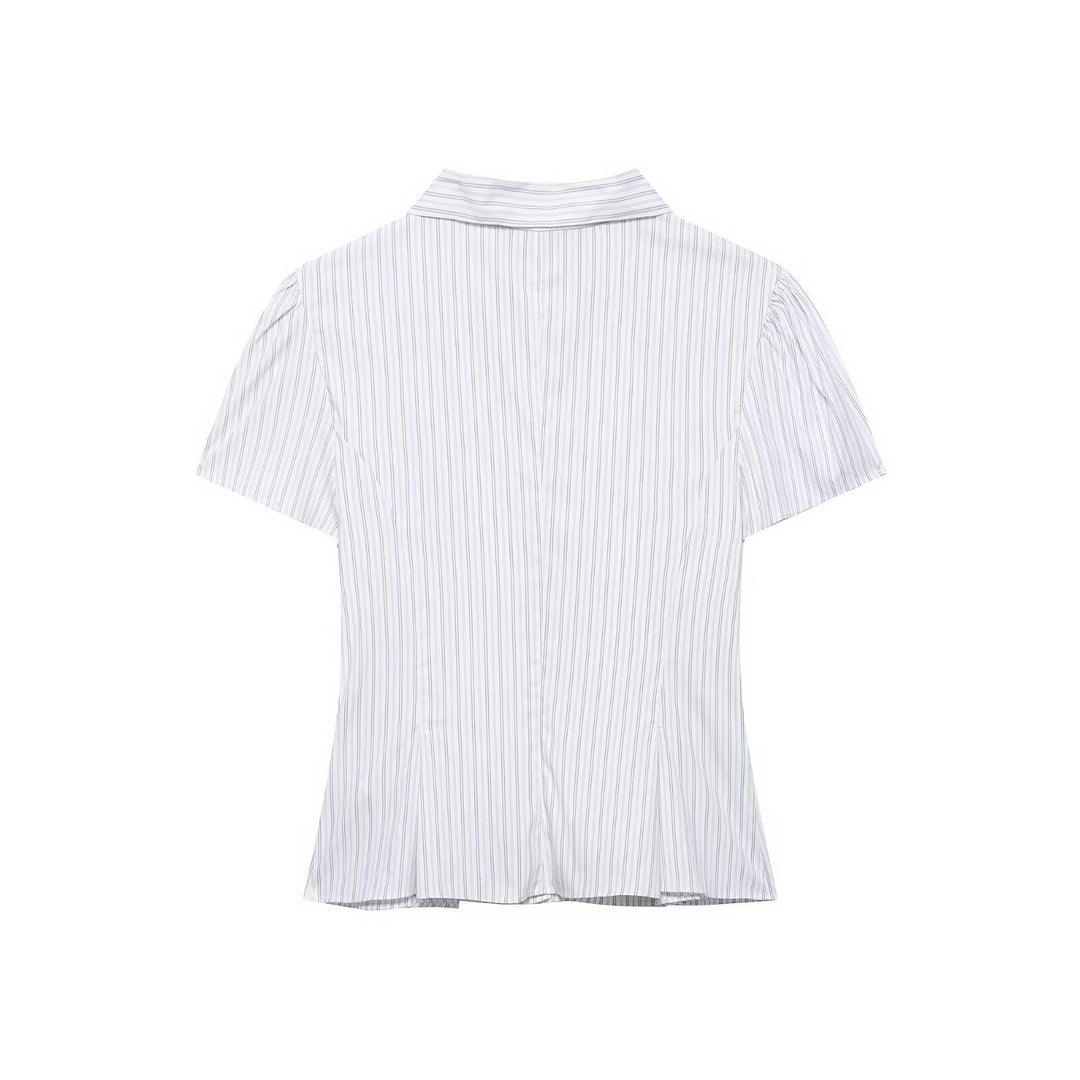 Dame Kortermet bluse med feminine volanger og fine striper Skjora
