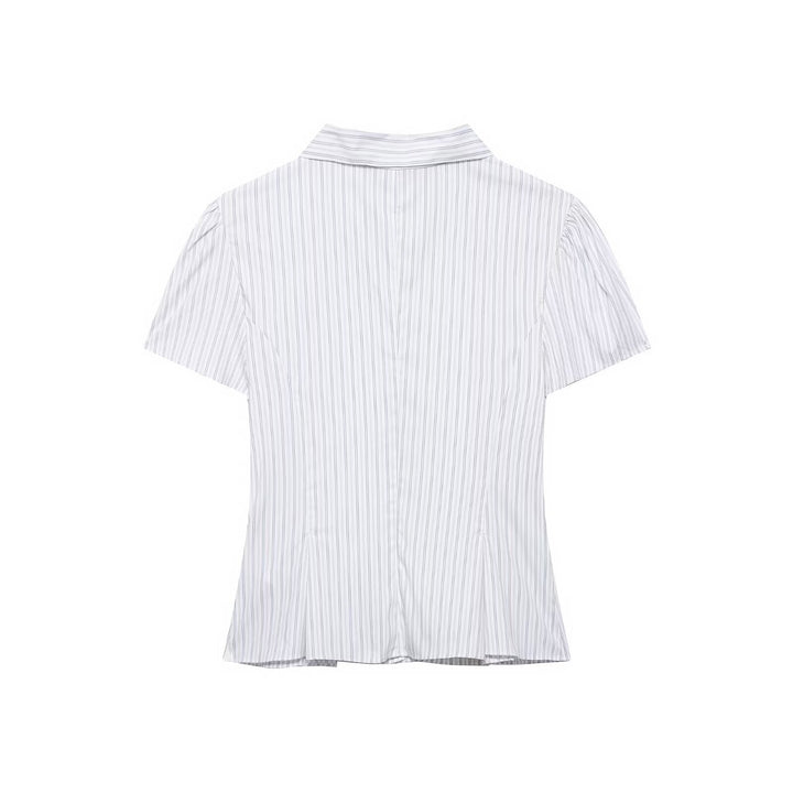 Dame Kortermet bluse med feminine volanger og fine striper Skjora