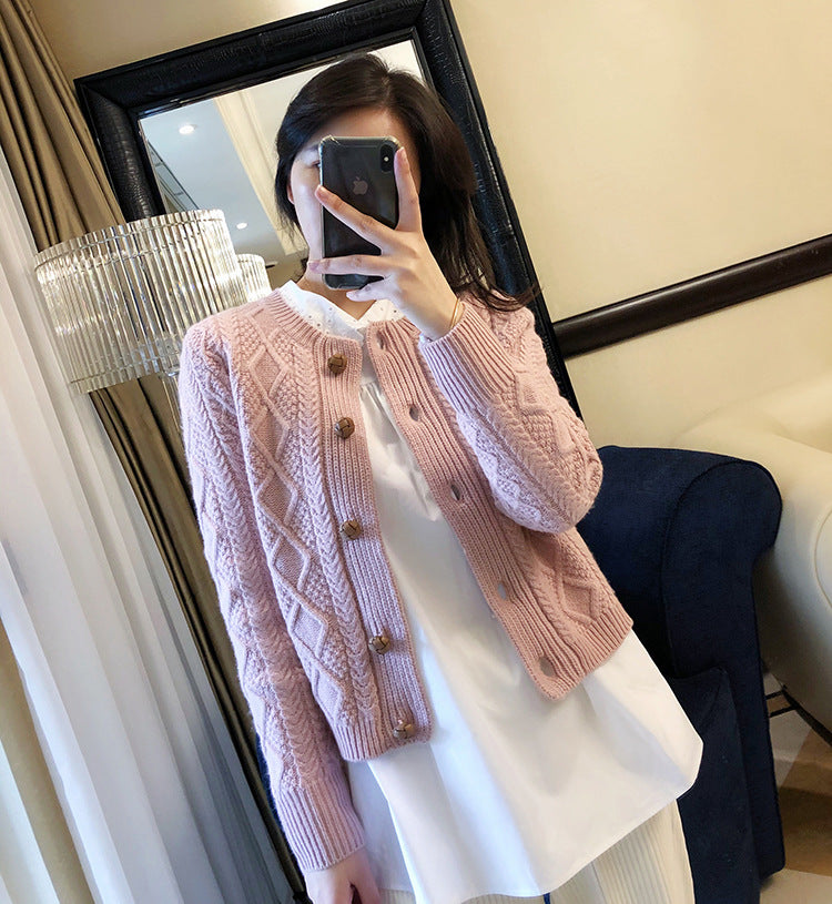Kvinne chunky strikk cardigan med dekorative knapper og omarbeidet kabelmønster Skjora