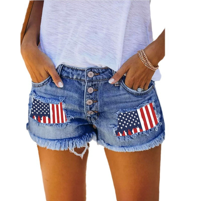 Kvinne denimshorts med vintage frynser og patriotiske appliquéer Skjora