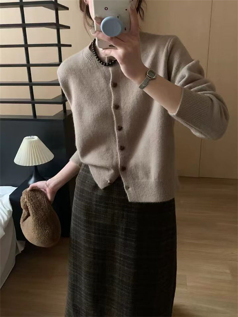Kvinnens myke strikkede cardigan med knapper og ribbestruktur Skjora