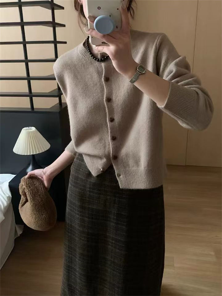 Kvinnens myke strikkede cardigan med knapper og ribbestruktur Skjora